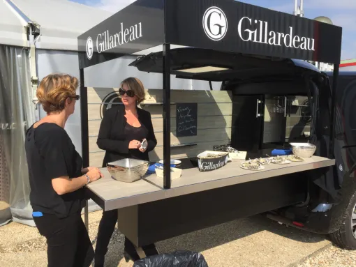 Animation huîtres et camion GILLARDEAU à la poissonnerie Florent à Chaponost, Chaponost, Poissonnerie Florent