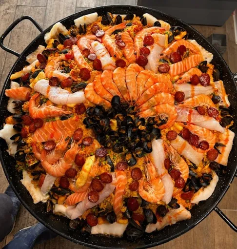 La paëlla maison qui rassemble à la poissonnerie Florent de Chaponost , Chaponost, Poissonnerie Florent