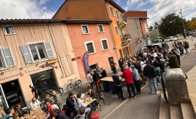 du monde à la poissonnerie pour les huîtres